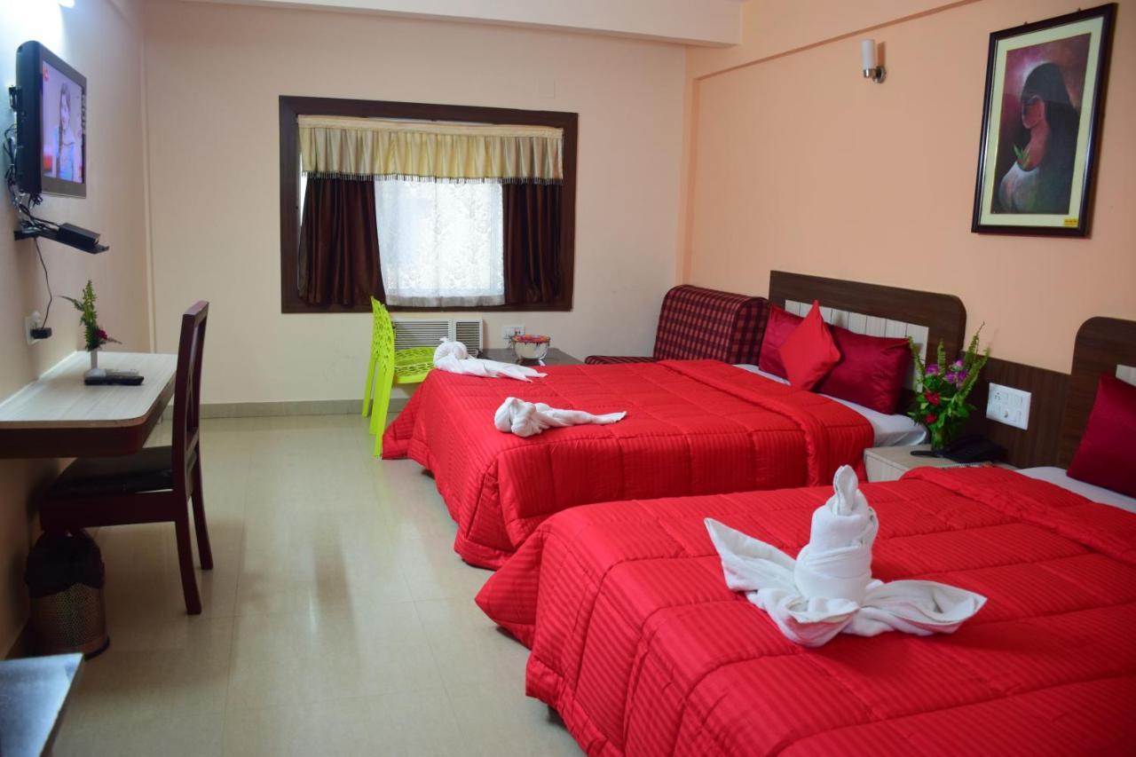 Hotel Landmark Puri Esterno foto