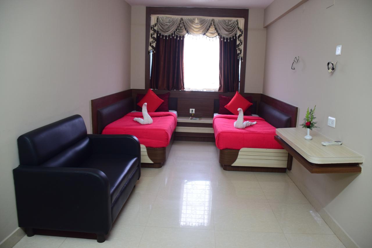 Hotel Landmark Puri Esterno foto