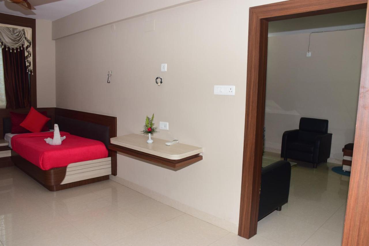 Hotel Landmark Puri Esterno foto