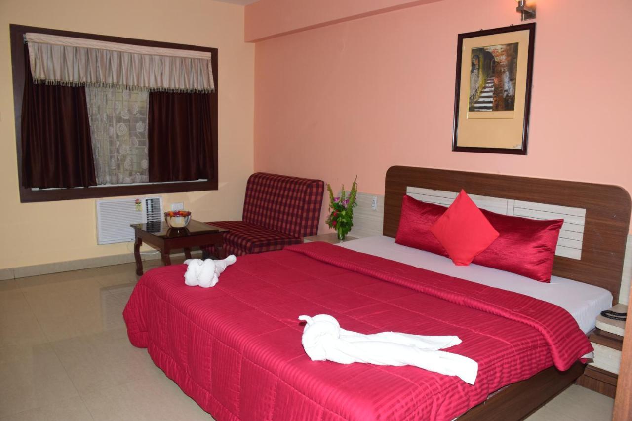 Hotel Landmark Puri Esterno foto