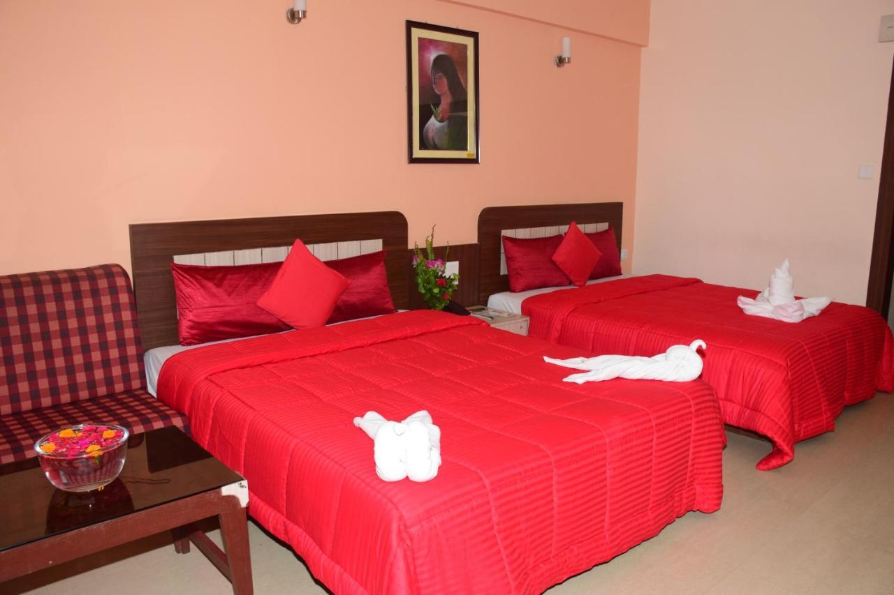 Hotel Landmark Puri Esterno foto